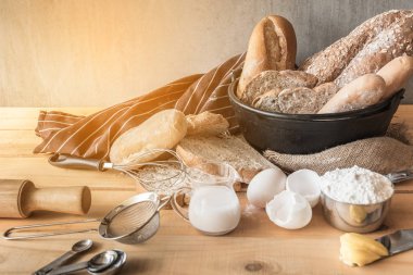 Ahşap masa ekmek çeşitleri.