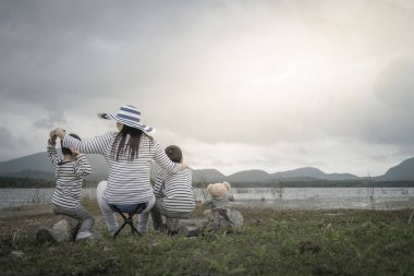 Anne Genç kızı ve oğluyla yakın göl piknik üzerinde. Aile kavramları
