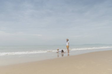 Sahilde küçük oğlu ile Asya Anne