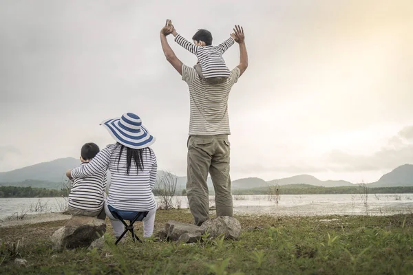 Genç kızı ve oğluyla yakın göl piknik üzerinde üst. Aile kavramları