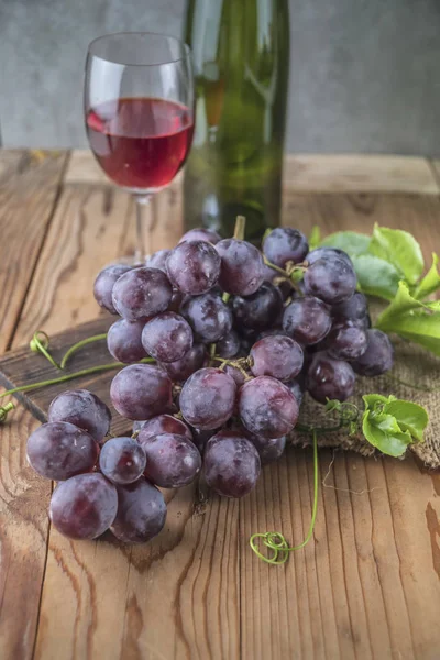 Sağlıklı kırmızı üzüm şarap arka plan üzerinde ahşap tablo.
