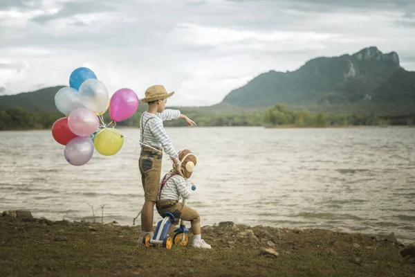 Två Små Asiatiska Barn Med Ballonger Stranden Med Fantastisk Semestertid — Stockfoto