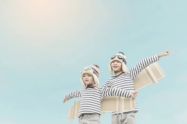 Счастливый Ребенок Играющий Игрушечными Крыльями Фоне Летнего Неба Ретро Тонировка — стоковое фото