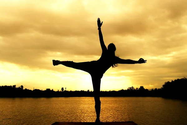 Silueta Slim Lady Practicando Yoga Playa Atardecer — Foto de Stock