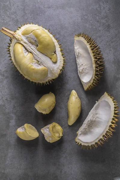 Durian, koyu arka plan üzerinde meyve tatlı kralı üstten görünüm.