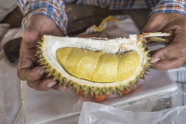 Vista Cortada Mulher Segurando Pedaço Fruta Duriana Tailândia — Fotografia de Stock