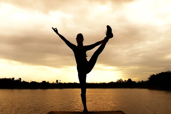 Silueta Señora Practicando Yoga Playa Atardecer — Foto de Stock