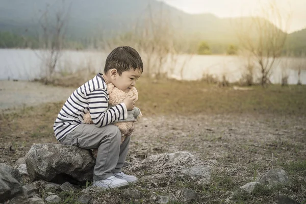 Sevimli küçük Asyalı çocuk oyuncak ayı açık, Tayland ile.