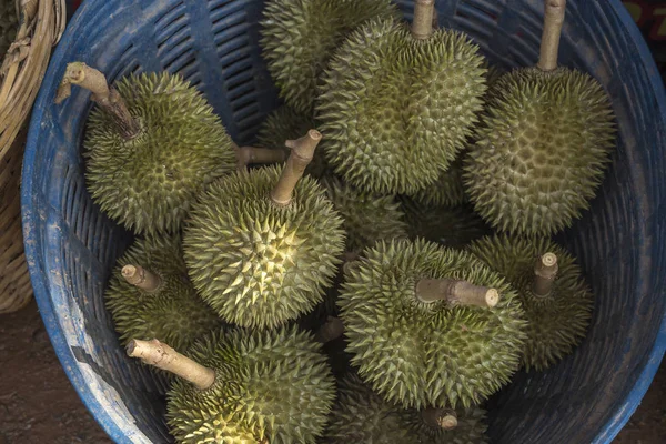 Grup çiğ olgun durians Market, Tayland.