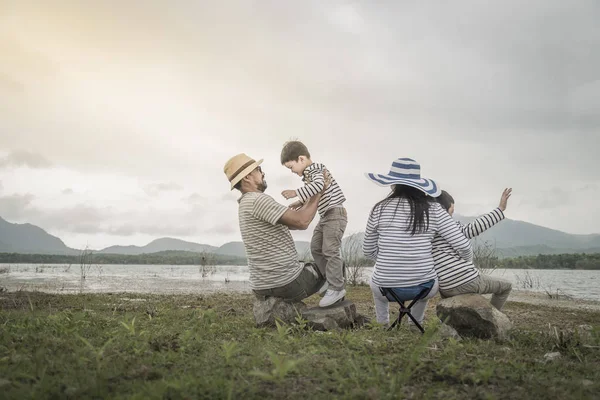 Padre Con Hijas Jóvenes Hijo Picnic Cerca Del Lago Conceptos — Foto de Stock