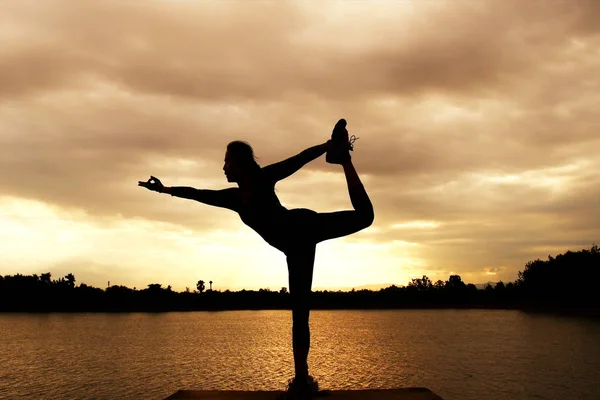 Silueta Slim Lady Practicando Yoga Playa Atardecer — Foto de Stock