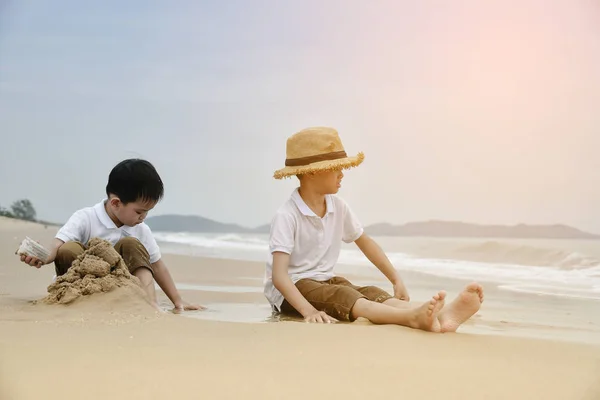 Familia Feliz Con Dos Niños Playa Familia Feliz Playa Del — Foto de Stock