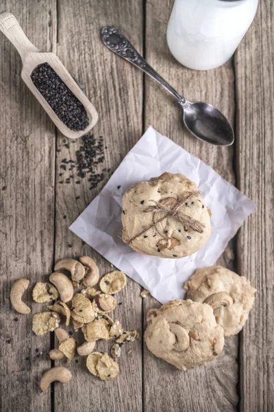 Rustik ahşap masa üzerinde taze pişmiş kaju fıstığı çerez üstten görünüm