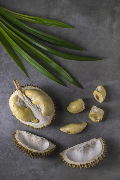 Tatlı kokulu durian koyu arka plan üzerinde.