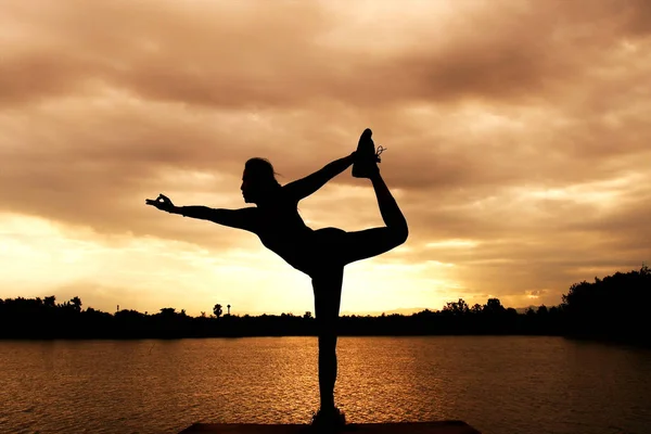 Silueta Dama Activa Practicando Yoga Playa Atardecer — Foto de Stock
