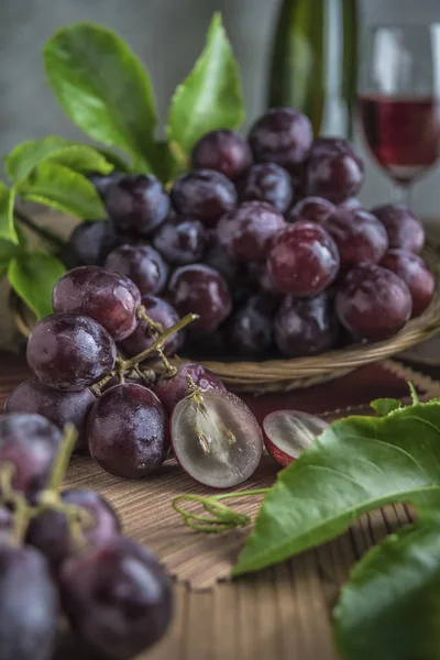 Natürmort kırmızı üzüm şarap arka plan üzerinde ahşap tablo.