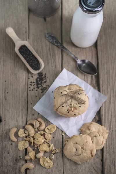 Rustik ahşap masa üzerinde taze pişmiş kaju fıstığı çerez üstten görünüm