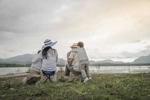 Padre Con Hijas Jóvenes Hijo Picnic Cerca Del Lago Conceptos — Foto de Stock