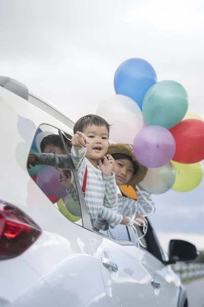 Két Aranyos Fiú Színes Léggömbök Autó — Stock Fotó