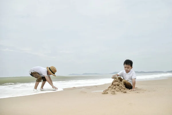 Dois Irmãos Brincando Juntos Praia Mar Resort — Fotografia de Stock
