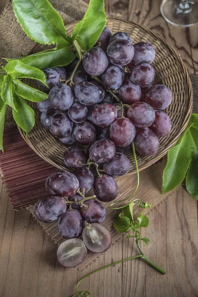 Natürmort ahşap masa üzerinde sağlıklı kırmızı üzüm.