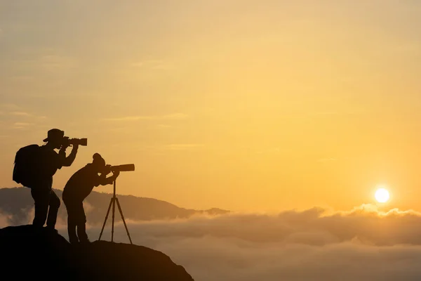 Silhouetten Voor Fotografen Schieten Zonsondergang Achtergrond — Stockfoto