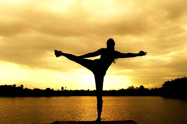 Silueta Oscura Lady Practicando Yoga Playa Atardecer Con Fondo Cielo — Foto de Stock