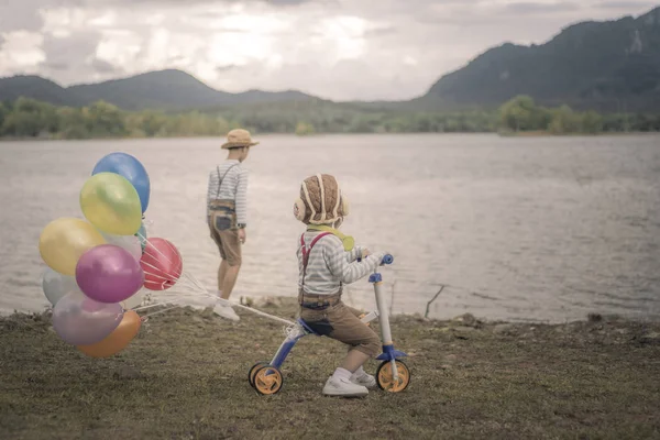 Glad Liten Pojke Och Bror Med Ballonger — Stockfoto