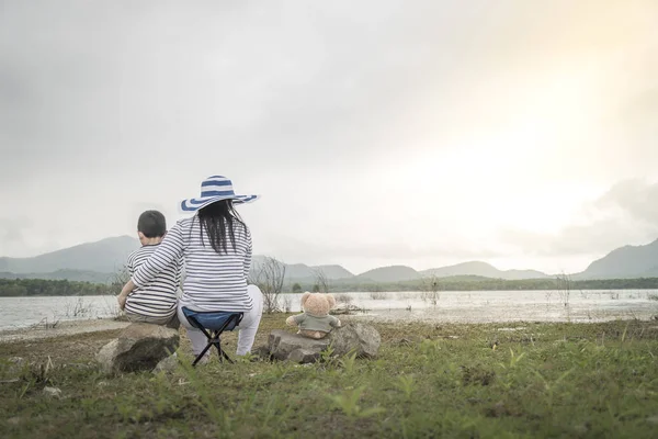 Anne Genç kızı ve oğluyla yakın göl piknik üzerinde. Aile kavramları