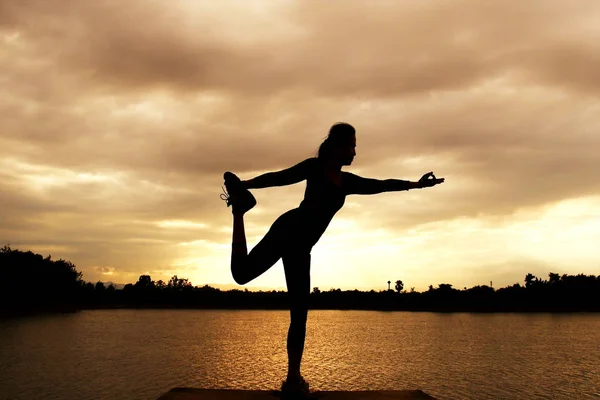 Silueta Slim Lady Practicando Yoga Playa Atardecer — Foto de Stock