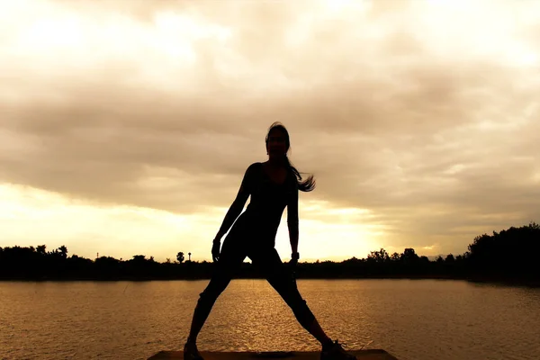 Dark Silhouette Lady Practicing Yoga Beach Sunset Time Twilight Sky — Stock Photo, Image