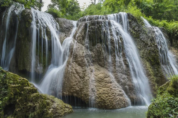 Yumuşak su vahşi akışı doğal Park, Tran Sawan şelale, Tayland.