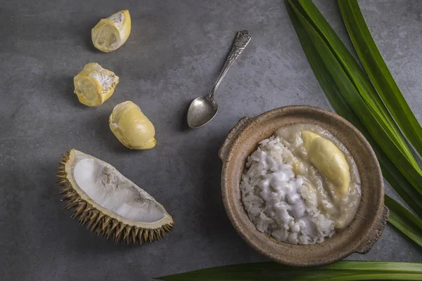 Gıda kompozisyon tatlı yapışkan pirinç ile Durian ve Hindistan cevizi sütü sosu, Tayland Gıda.