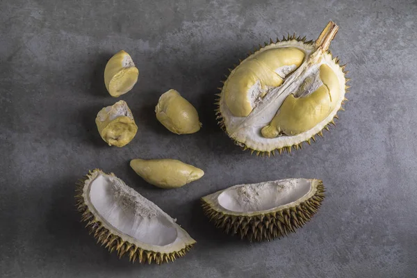 Tatlı kokulu durian koyu arka plan üzerinde.