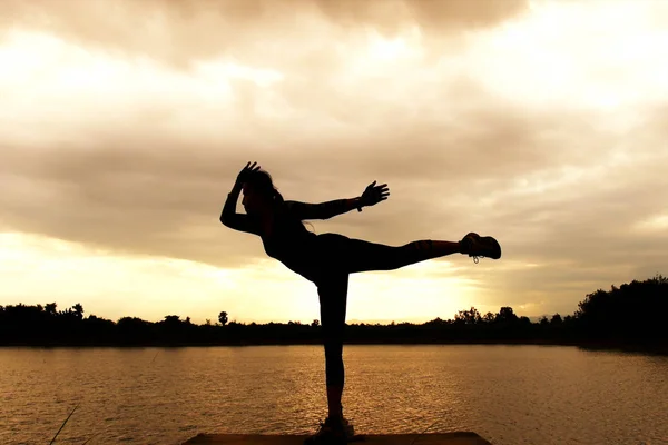Silueta Señora Practicando Yoga Playa Atardecer — Foto de Stock