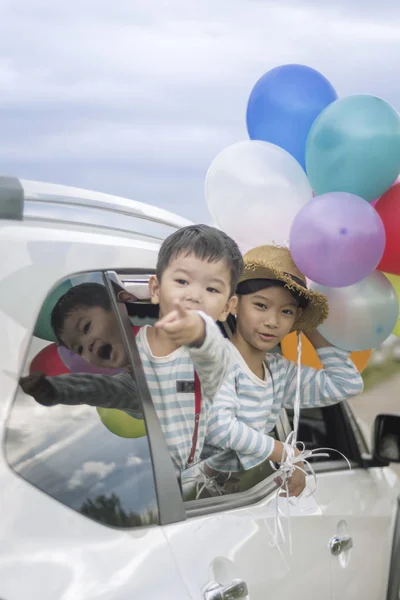 Twee Superleuke Jongens Met Kleurrijke Ballonnen Auto — Stockfoto