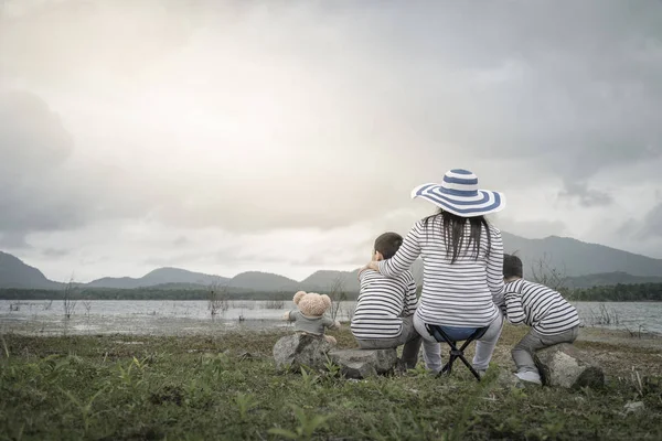 Madre Con Hijas Pequeñas Hijo Picnic Cerca Del Lago Conceptos — Foto de Stock