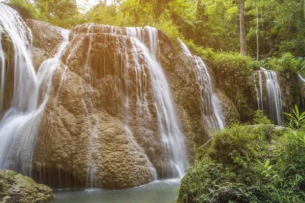 Yumuşak su akışı doğal Park, Tran Sawan şelale, Tayland.