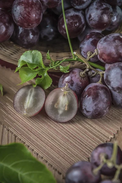 Ahşap masa üzerinde sağlıklı kırmızı üzüm demet.