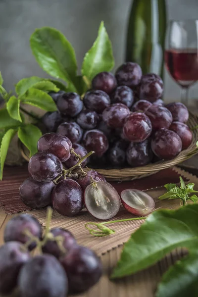 Gıda kompozisyon kırmızı üzüm şarap arka plan üzerinde ahşap tablo.