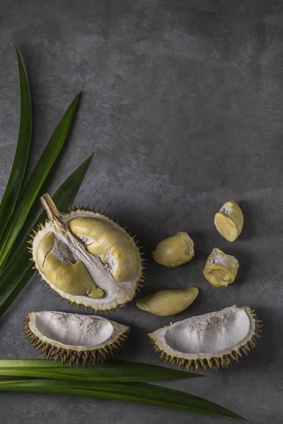 Durian, koyu arka plan üzerinde meyve tatlı kralı üstten görünüm.