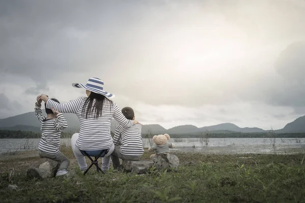 Anne Genç kızı ve oğluyla yakın göl piknik üzerinde. Aile kavramları