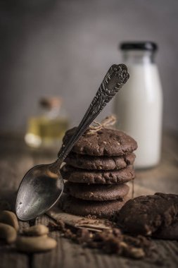 Rustik ahşap masa kaşık ile taze pişmiş çikolata kurabiye