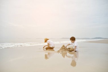 İki kardeş birlikte deniz Beach Resort oynama