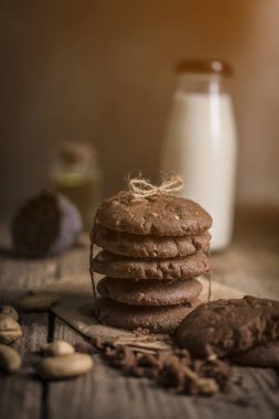 Arka plan bulanık rustik ahşap tablo çikolata kurabiye gıda kompozisyonu