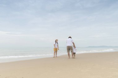 Sahilde küçük oğlu ile Asya Aile