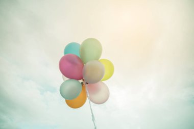 Retro filtre efekti ile renkli balonlar. 