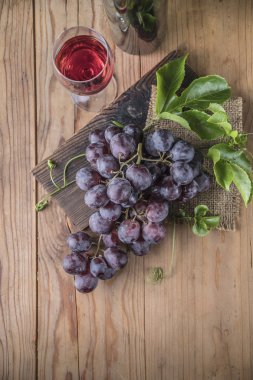 Ahşap masa üzerinde sağlıklı kırmızı üzüm üstten görünüm.