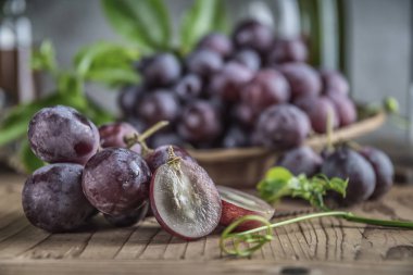 Ahşap masa üzerinde sağlıklı kırmızı üzüm makro çekim.