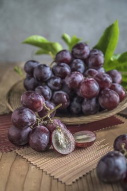 Ahşap masa yemeye hazır sağlıklı kırmızı üzüm.